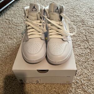 WMNS Air Jordan 1 MID